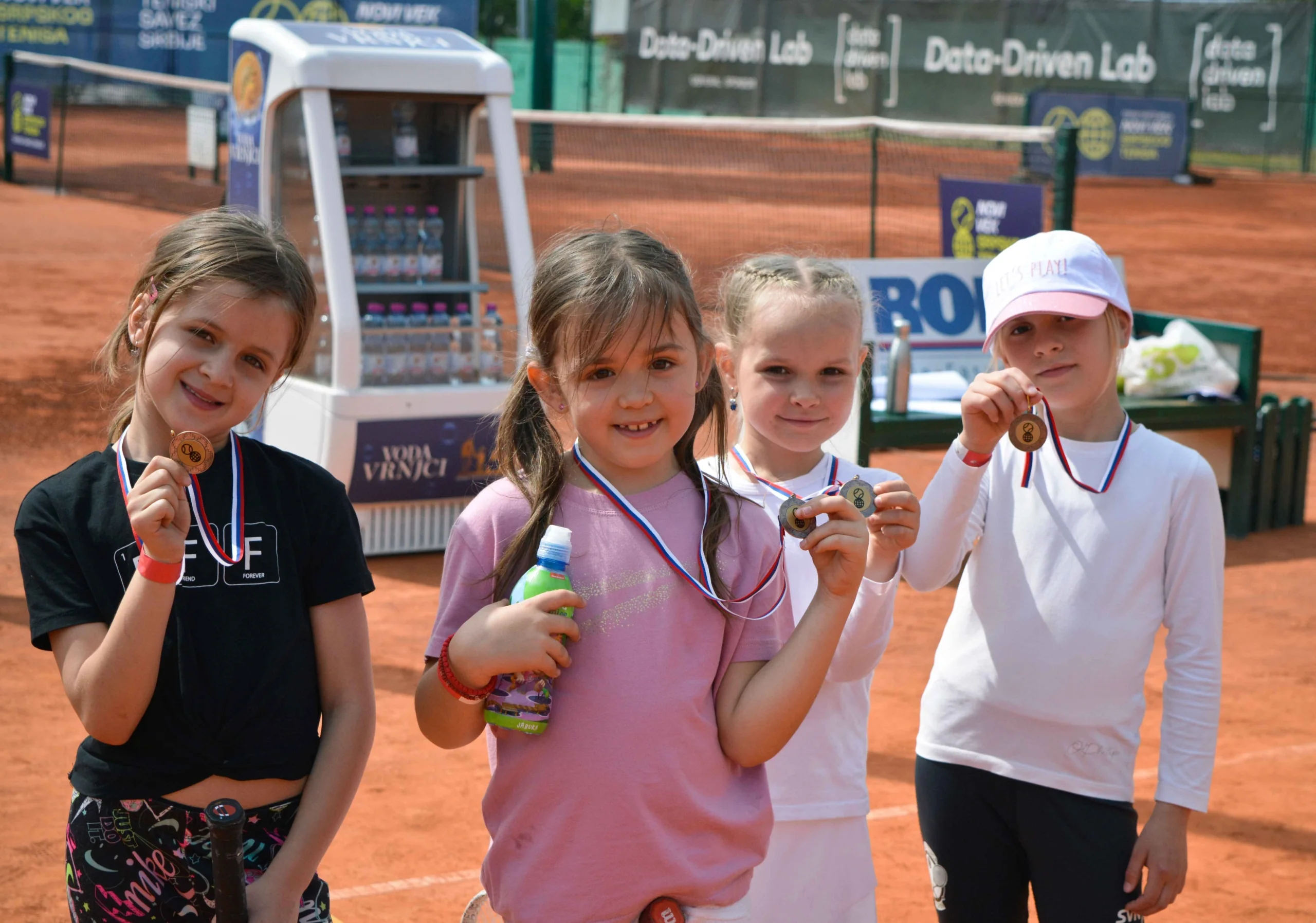 Mladi članovi kluba sa medaljama